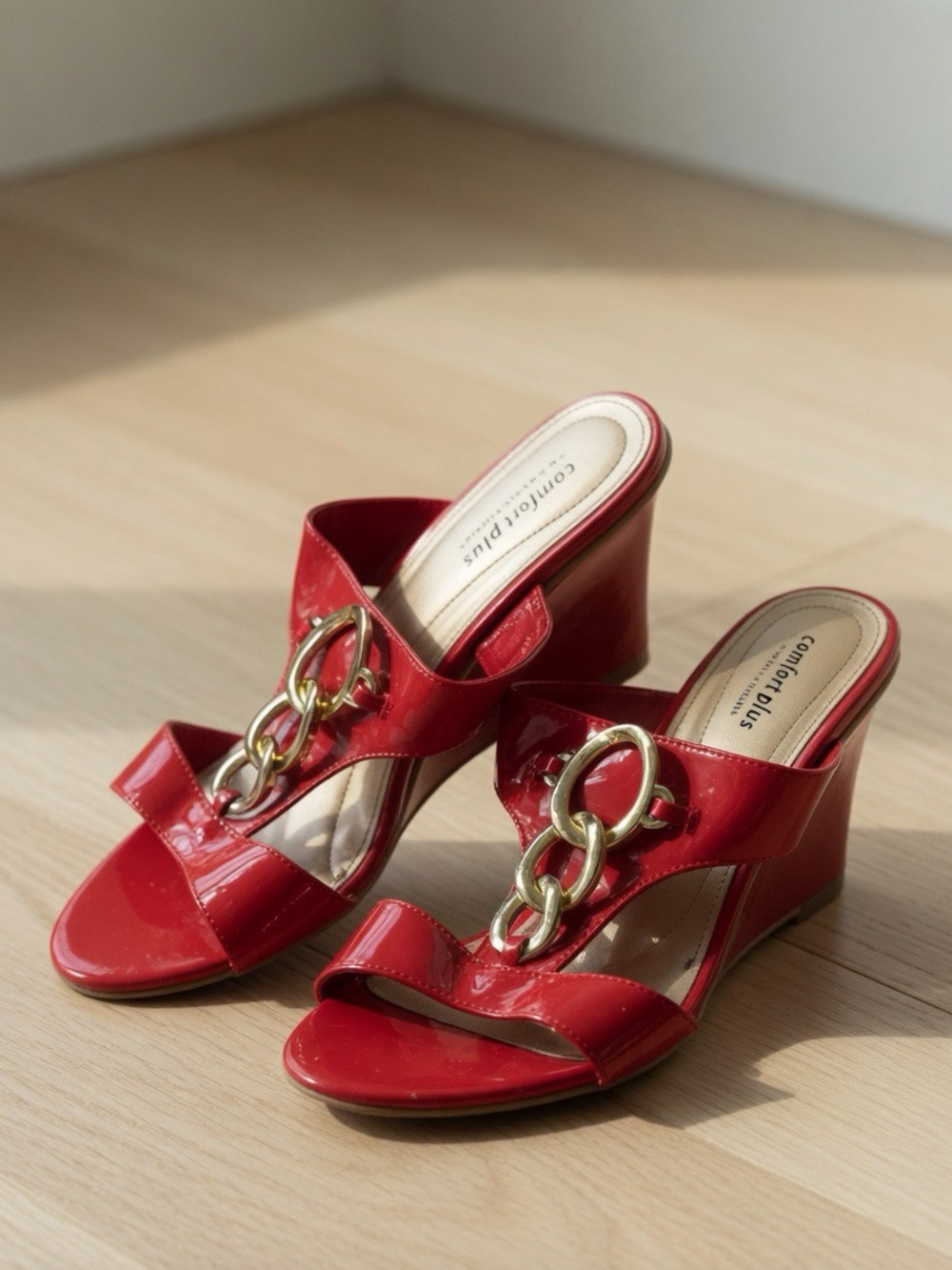 Red wedge sandal with gold detailing, Kenneth Cole Reactions, size 8W
